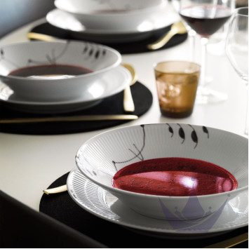 Тарелка глубокая 24см коллекции Black Fluted Mega бренда Royal Copenhagen