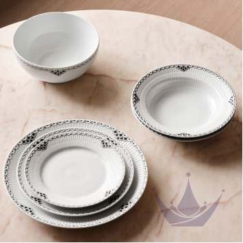 Тарелка десертная 19см коллекции Black Lace бренда Royal Copenhagen