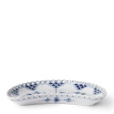 Тарелка закусочная полумесяц 22см коллекции Blue Fluted Full Lace бренда Royal Copenhagen