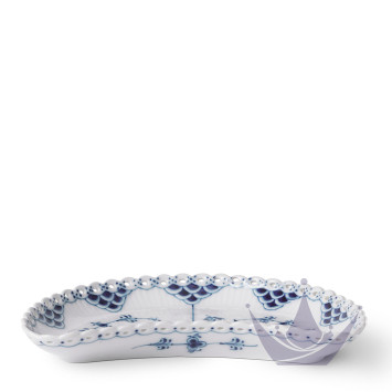 Тарелка закусочная полумесяц 22см коллекции Blue Fluted Full Lace бренда Royal Copenhagen