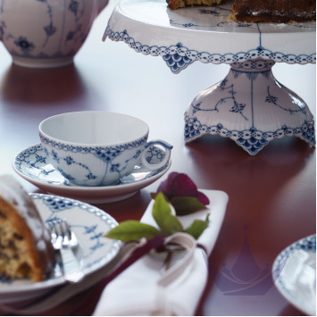 Тарелка закусочная 19см коллекции Blue Fluted Half Lace бренда Royal Copenhagen