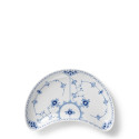 Тарелка закусочная полумесяц 22см коллекции Blue Fluted Half Lace бренда Royal Copenhagen