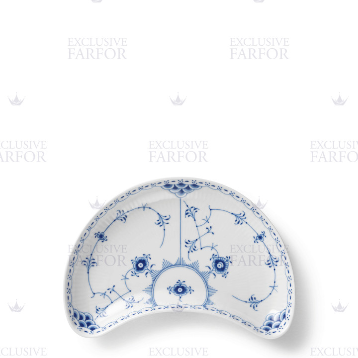 Тарелка закусочная полумесяц 22см коллекции Blue Fluted Half Lace бренда Royal Copenhagen