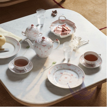 Чайник 0,7л коллекции Coral Fluted Half Lace бренда Royal Copenhagen